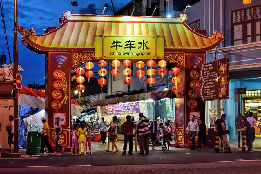 Bước chân vào khu chợ đêm Chinatown sầm uất, bạn như lạc vào một thế giới Trung Hoa thu nhỏ giữa lòng Singapore