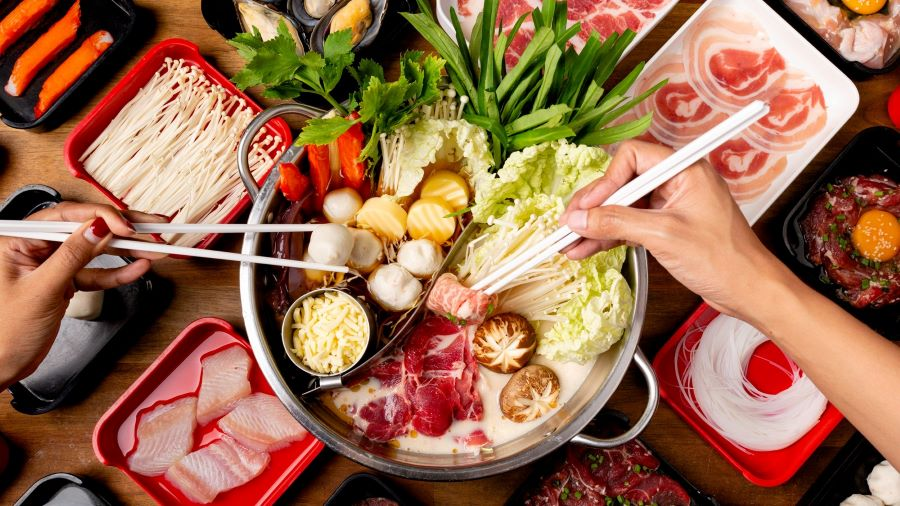 Cả nhà quây quần bên nồi lẩu và tận hưởng không khí ấm cúng của ngày Tết đoàn viên