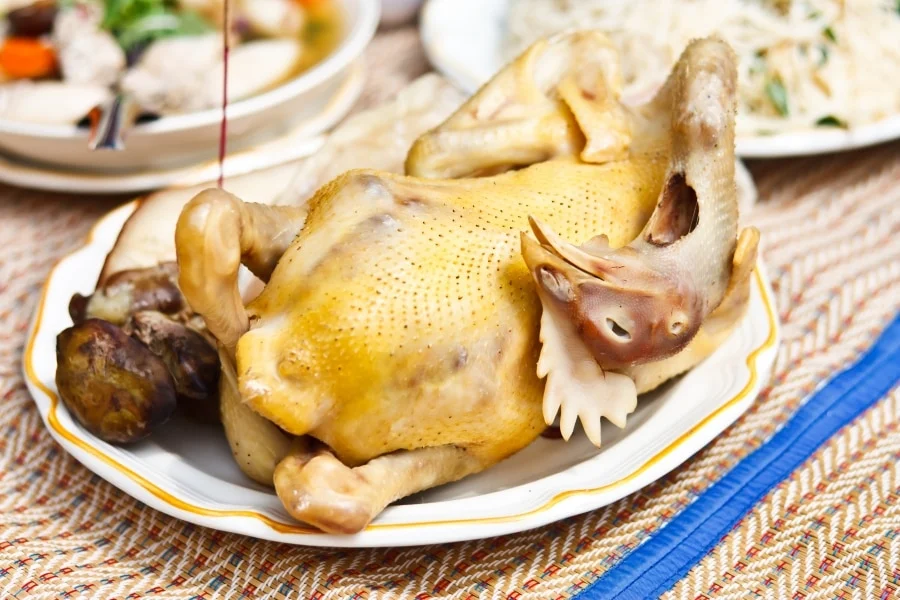 Gà là món ngon truyền thống tượng trưng cho sự đoàn tụ và gắn kết gia đình