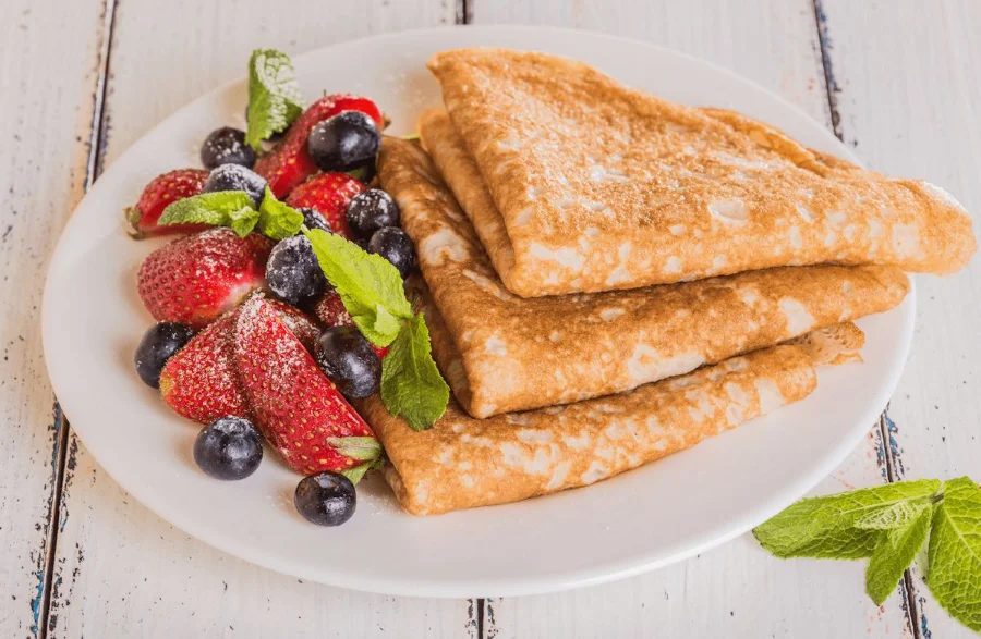 Bánh crepe, hay còn gọi là bánh kếp, là một món ăn mang đậm dấu ấn văn hóa Pháp