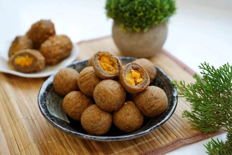 Bánh khoai môn chiên trứng muối - món ăn vặt thơm ngon hấp dẫn khó có thể chối từ 