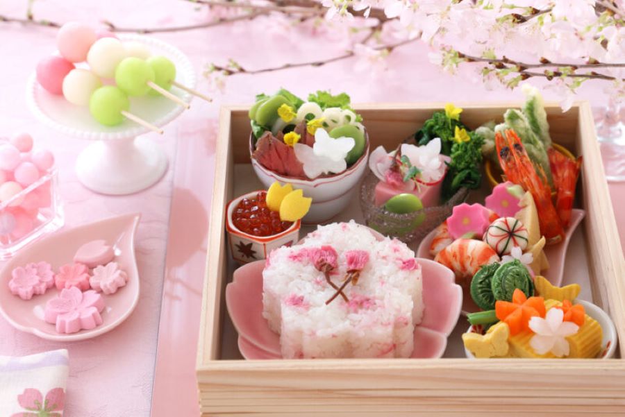 Người Nhật thường chuẩn bị hộp cơm bento ngon miệng và đẹp mắt để thưởng thức trong bữa tiệc Hanami ngắm hoa anh đào