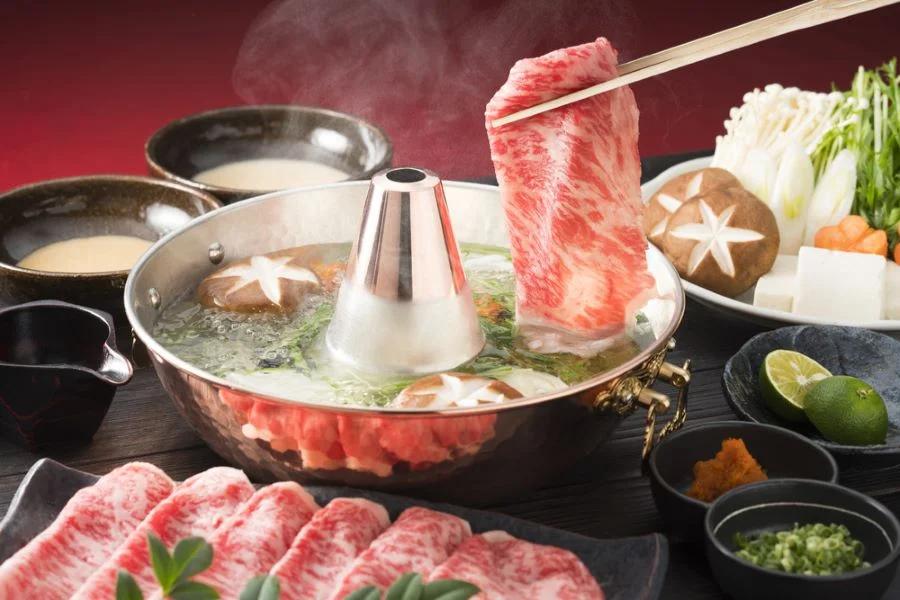 Một nồi lẩu nóng hổi nghi ngút khói là lựa chọn yêu thích của người Nhật vào mùa đông 