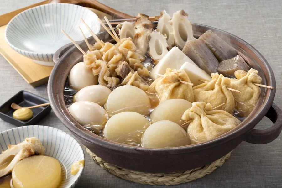 Du khách nên thử món lẩu xiên que (Oden) tiện lợi nhưng cũng không kém phần ngon miệng 