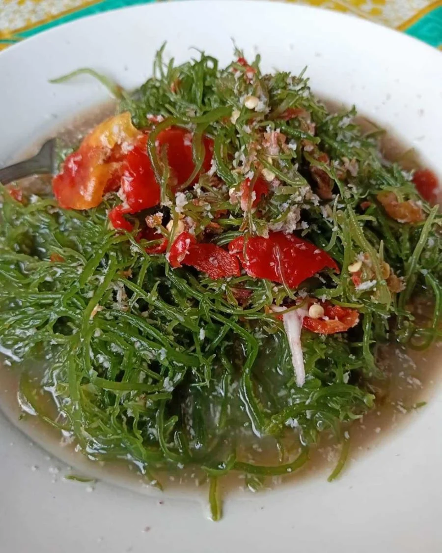 Bulung Kuah Pindang độc đáo với Kết cấu giòn của rong biển tan chảy với nước sốt mặn cay