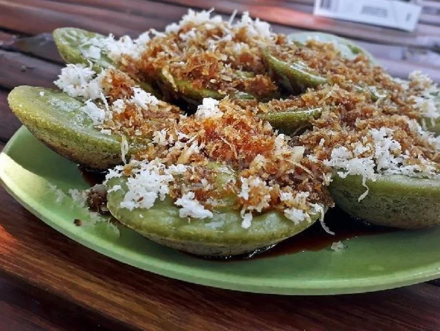 Kết cấu của bánh mềm mịn, trong khi lớp ngoài giòn tan là đặc điểm của bánh Laklak