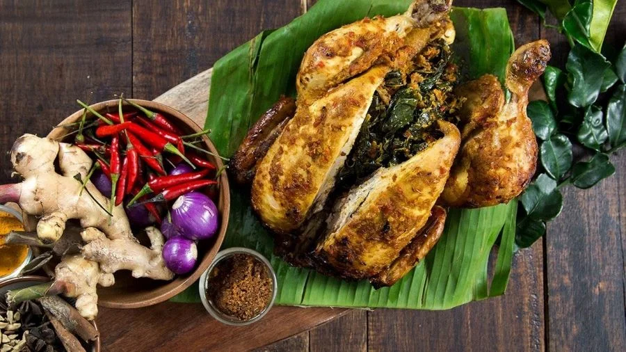 Gà được tẩm ướp và nướng trong lá chuối đậm đà hương vị truyền thống Bali