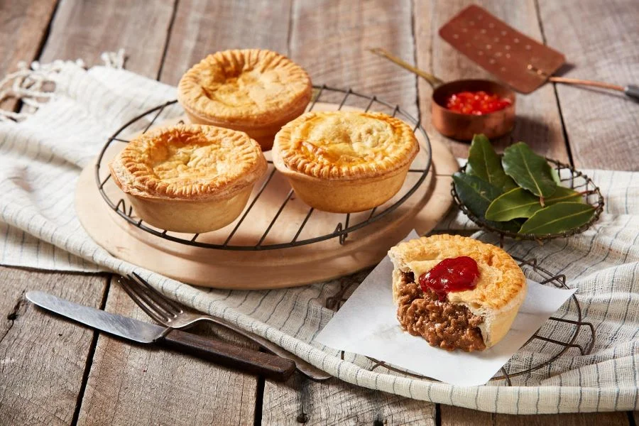 Meat Pie hay còn gọi là bánh nướng nhân thịt - loại bánh phổ biến ở Úc du khách nên thử 