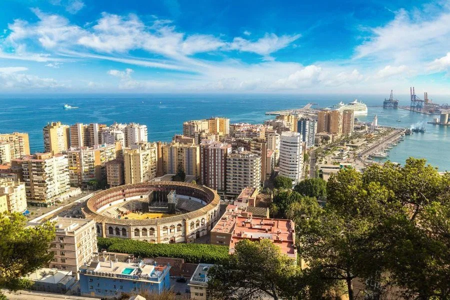 Malaga nổi bật với Quảng trường Mitjana sôi động