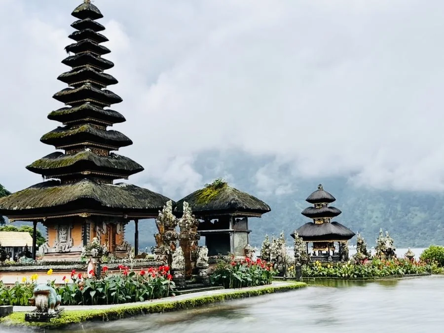 Đền Ulun Danu mang đậm văn hóa Hindu và là một trong những ngôi đền nổi tiếng và linh thiêng nhất tại Bali