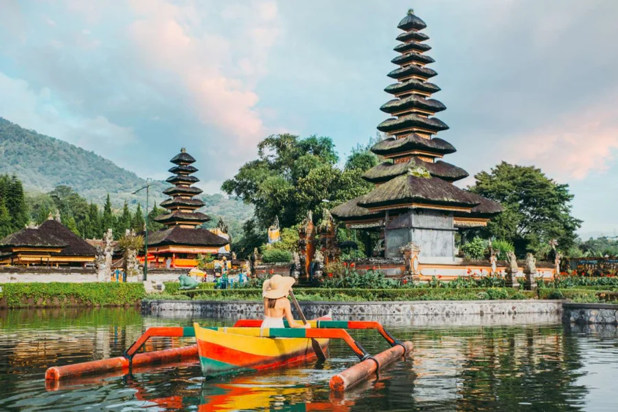 Ngôi đền là trung tâm tín ngưỡng của người dân địa phương