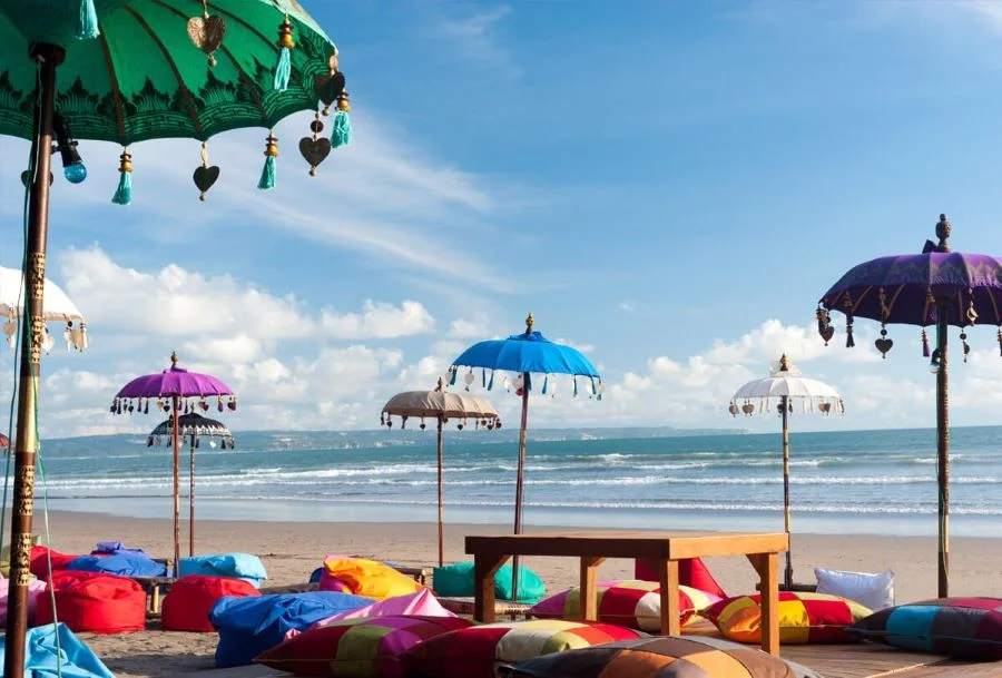 Điều thu hút du khách đến với Kuta chính là bãi biển trải dài với cát trắng mịn và làn nước biển trong xanh 