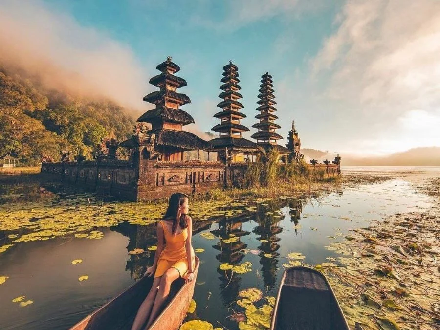 Hình ảnh ngôi đền soi bóng dưới làn nước trong vắt của hồ Beratan đã trở thành một biểu tượng nổi tiếng của Bali