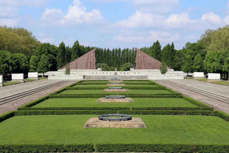Công viên Treptower vẫy gọi du khách bởi vẻ đẹp thanh bình và yên tĩnh, một ốc đảo xanh mát giữa lòng thành phố Berlin sôi động