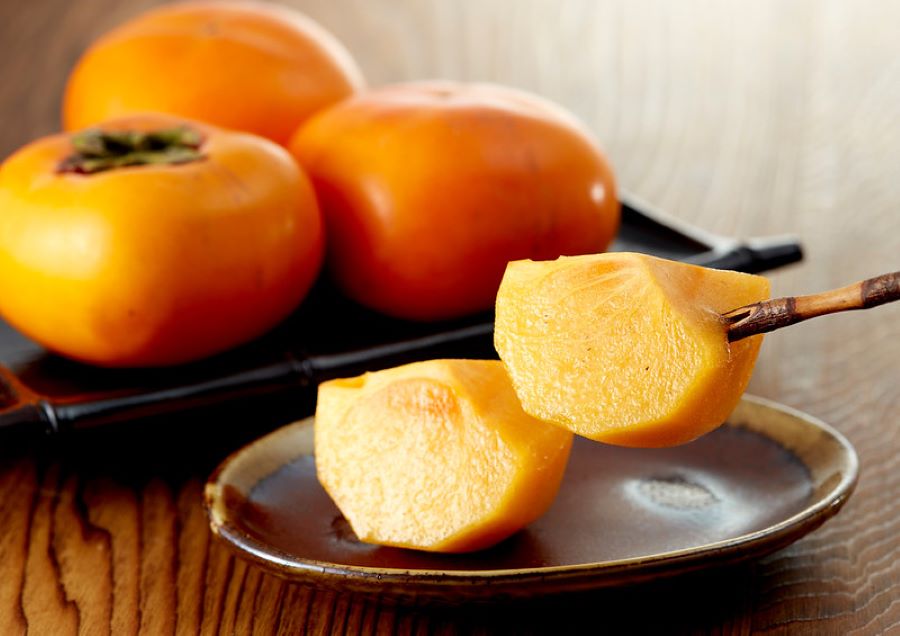 Nhắc đến du lịch Nhật Bản mùa thu, chắc hẳn du khách không mấy xa lạ với hình ảnh những quả hồng chín mọng, thơm mềm