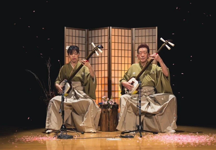 Shamisen là nhạc cụ truyền thống của Nhật Bản, được sử dụng trong các buổi biểu diễn truyền thống