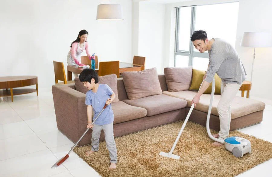 Các gia đình sẽ cùng nhau tổng vệ sinh nhà cửa từ trên xuống dưới để chào đón năm mới bình an