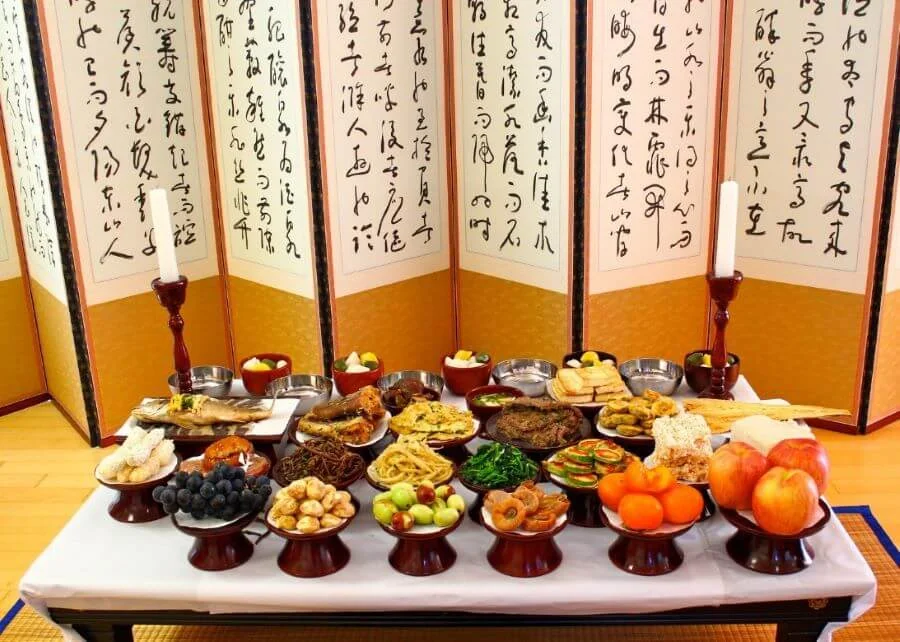 Mâm cỗ thường được bày biện rất cẩn thận, với những món ăn truyền thống mang ý nghĩa sâu sắc