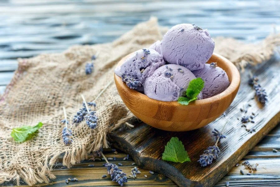Dừng chân tại Provence, du khách còn có cơ hội thưởng thức những món ăn độc đáo được chế biến từ loài hoa đặc biệt này