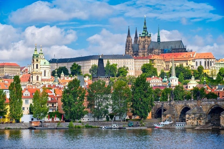 Lâu đài Praha uy nghi và tráng lệ nhìn từ xa