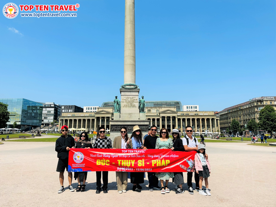 Đoàn khách tham quan Quảng trường Cung điện Stuttgart xinh đẹp