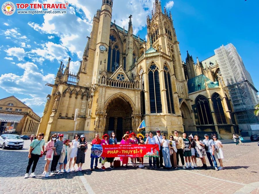 Đoàn khách tham gia Tour du lịch châu Âu trọn gói giá tốt của Top Ten
