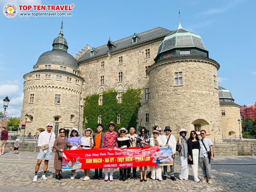 Đoàn khách nhà Top Ten tham quan nhiều điểm đến nổi tiếng