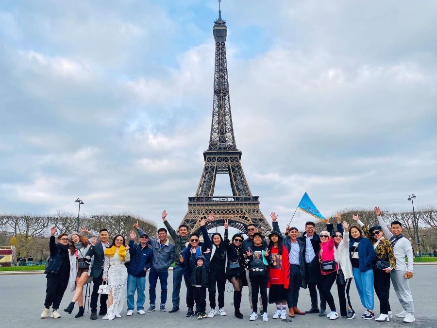 Đoàn khách nhà Top Ten check-in tại Tháp Eiffel nổi tiếng