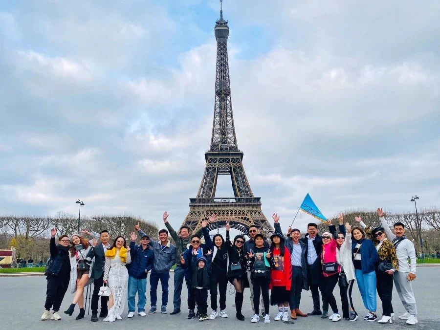 Đoàn khách nhà Top Ten check-in tại Tháp Eiffel nổi tiếng