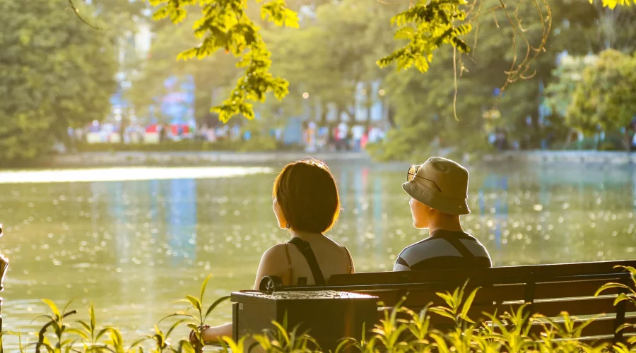 Những buổi chiều thu, người ta thường hay rủ nhau đi dạo phố, trò chuyện và sẻ chia những câu chuyện vui buồn