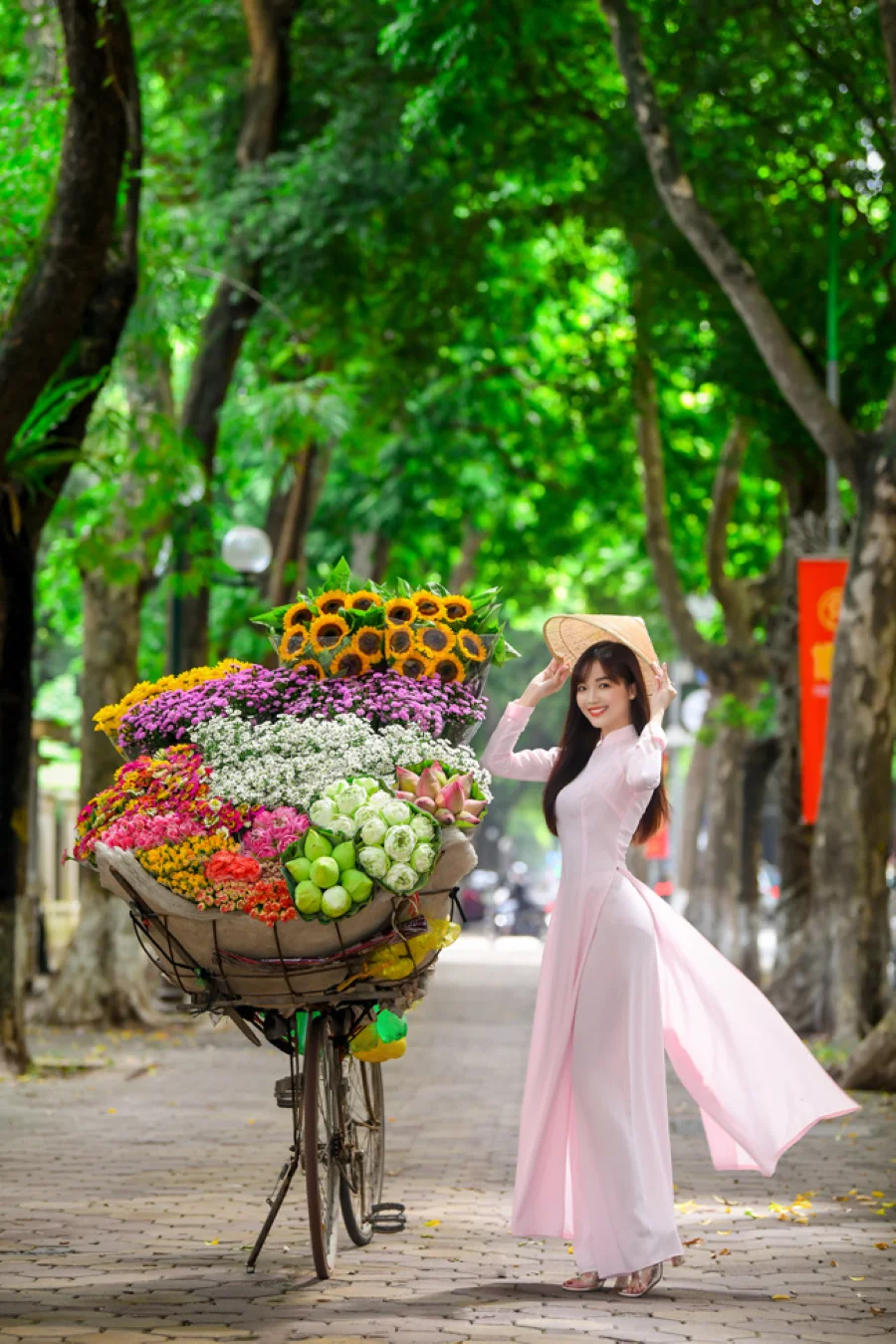 Xe hoa mùa thu Hà Nội không chỉ đơn thuần là phương tiện buôn bán mà còn là một phần của văn hóa Hà Nội