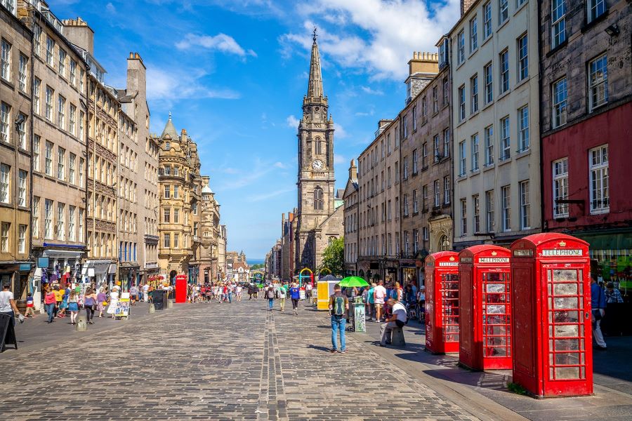 Royal Mile nằm ngay trung tâm của khu phố Edinburgh