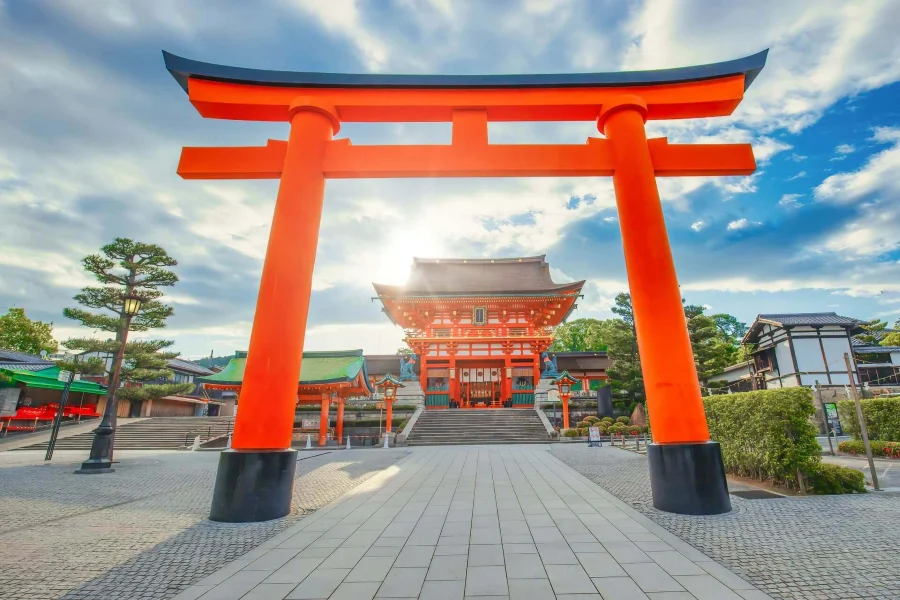 Ngay khi đặt chân đến đền Fushimi Inari Taisha, chắc hẳn bạn sẽ bị choáng ngợp bởi vẻ uy nghi của chiếc cổng Romon khổng lồ