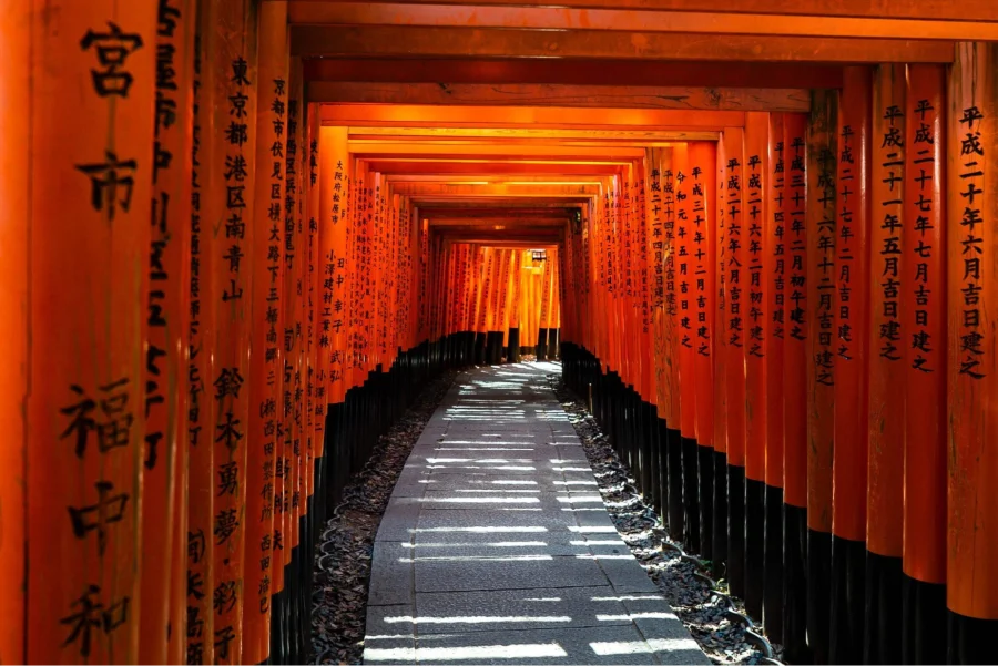 Những chiếc cổng Torii đỏ rực này tạo nên một khung cảnh vô cùng ấn tượng và độc đáo, thu hút du khách khi đi du lịch Nhật Bản