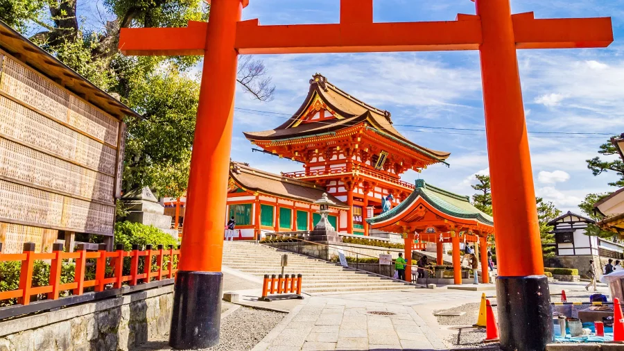 Mỗi mùa tại Fushimi Inari Taisha đều mang đến một vẻ đẹp riêng biệt, khiến bất kỳ ai khi đến đây không khỏi say đắm