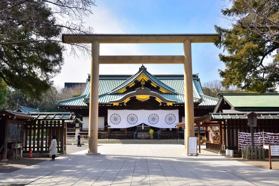 Đền Yasukuni là ngôi đền nằm trong khuôn viên Hoàng cung với kiến trúc Edo vô cùng độc đáo 