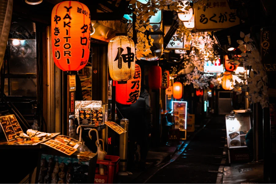 Izakaya mang đến một không gian ấm cúng, gần gũi, nơi mọi người có thể thoải mái trò chuyện và thư giãn
