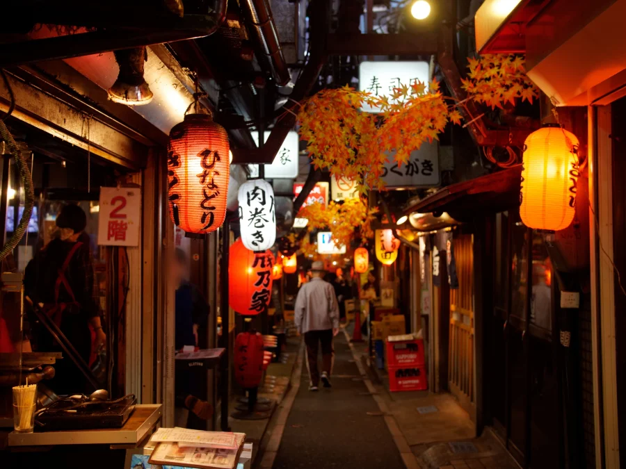 Izakaya không chỉ đơn thuần là nơi thưởng thức đồ ăn và đồ uống, mà còn là một biểu tượng văn hóa đặc trưng của Nhật Bản