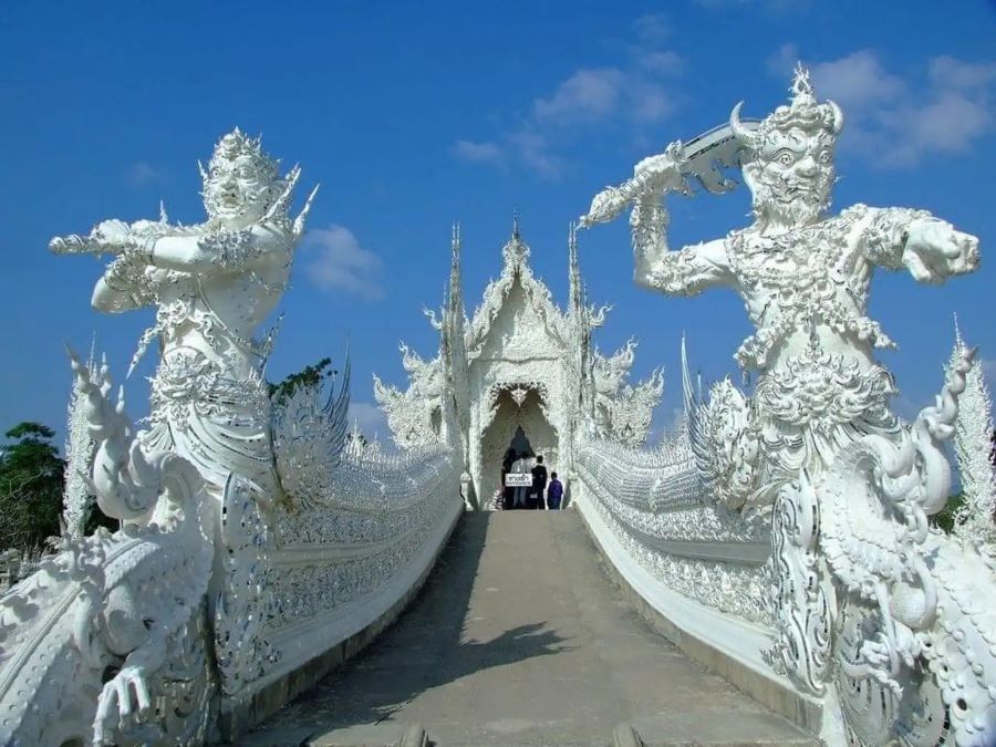 Khám phá Cổng trời (cổng thời gian) tại Chùa trắng Thái Lan