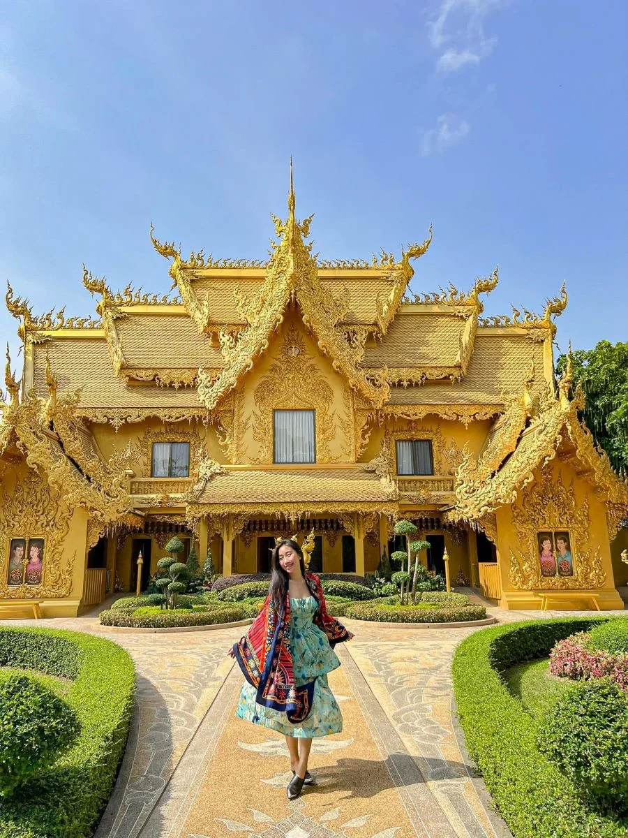 Tòa điện vàng - Sắc vàng nổi bật trên nền trắng tại Chùa trắng Thái Lan