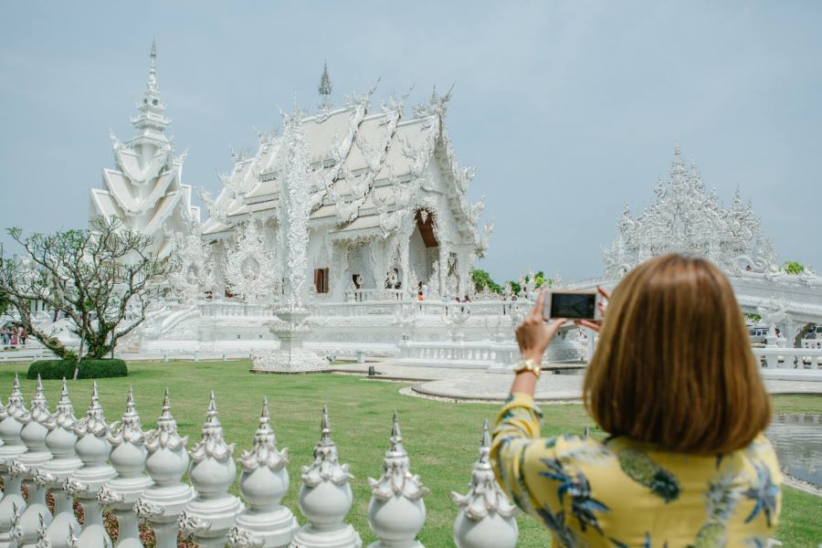 Đừng quên lưu lại những bức ảnh sống ảo siêu chất lượng tại Chùa trắng Thái Lan nhé!