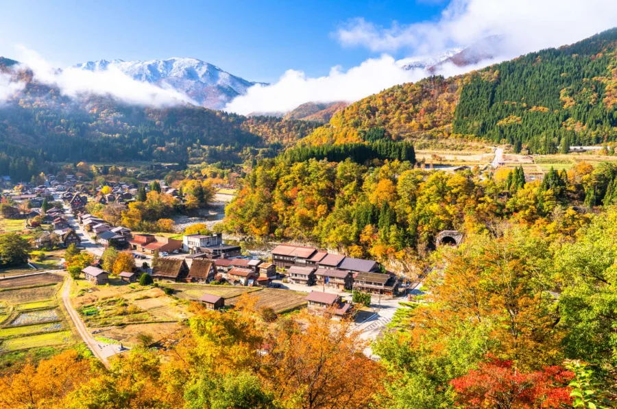 Ngôi làng cổ Shirakawago ẩn mình giữa núi đồi hùng vĩ
