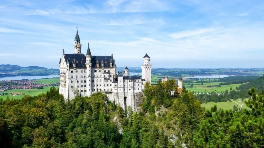 Dường như mỗi khoảnh khắc, Neuschwanstein đều khoác lên mình một vẻ đẹp riêng đầy diễm lệ