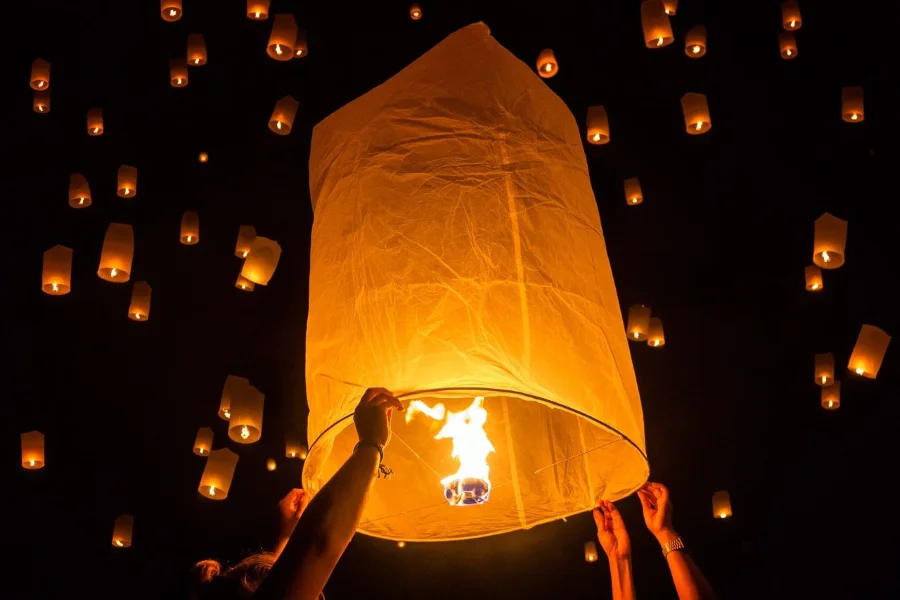 Cầu Nawarat là một trong những lựa chọn hàng đầu của du khách và người dân địa phương khi muốn thả đèn lồng