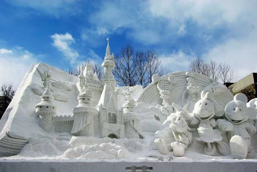 Điểm nhấn không thể bỏ qua tại Lễ hội Mùa đông Asahikawa chính là những tác phẩm điêu khắc băng và tuyết vô cùng độc đáo