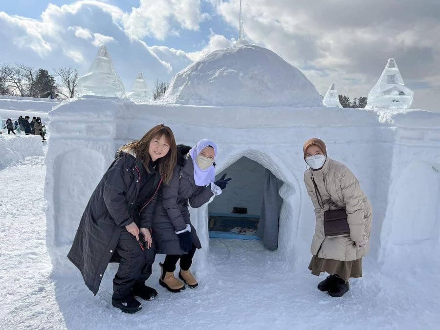Khám phá những mê cung tuyết là một trải nghiệm thú vị tại Lễ hội mùa đông Asahikawa Hokkaido