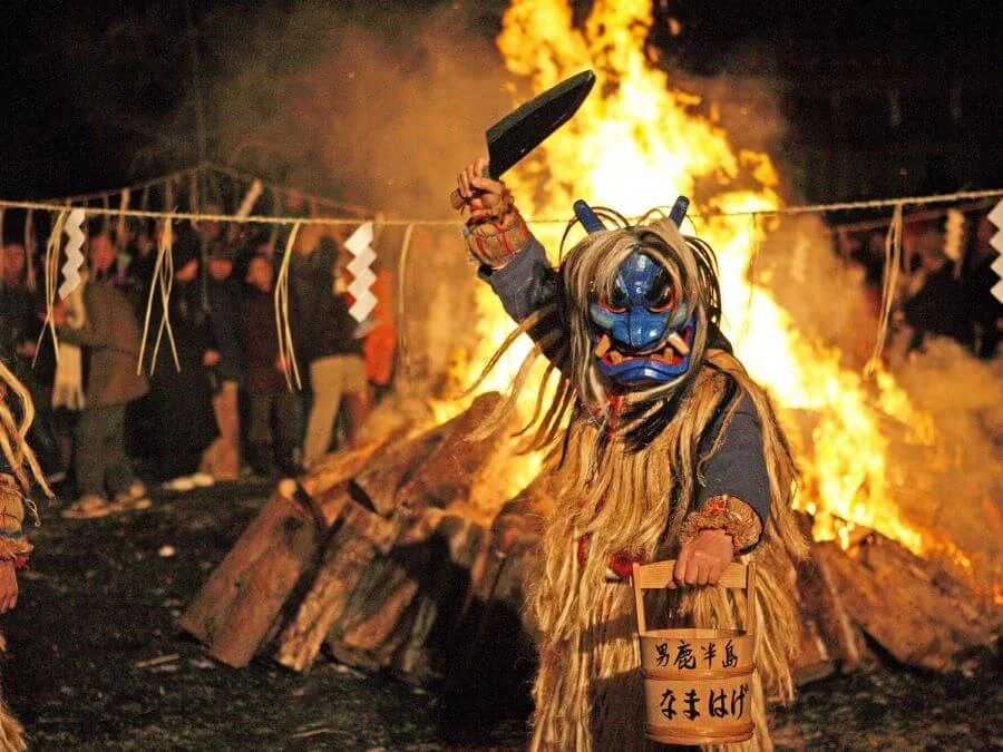 Lễ hội Namahage Sedo bắt đầu bằng nghi lễ Saitosai tại đền, sau đó là màn diễu hành của các Namahage xuống núi với những ngọn đuốc trên tay