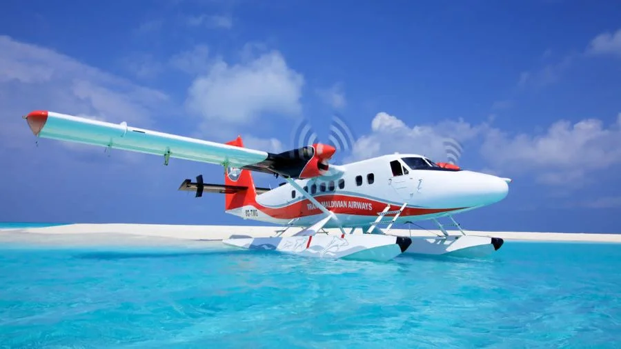 Ngồi trên thuỷ phi cơ, du khách có thể ngắm trọn “thiên đường du lịch” Maldives từ trên cao