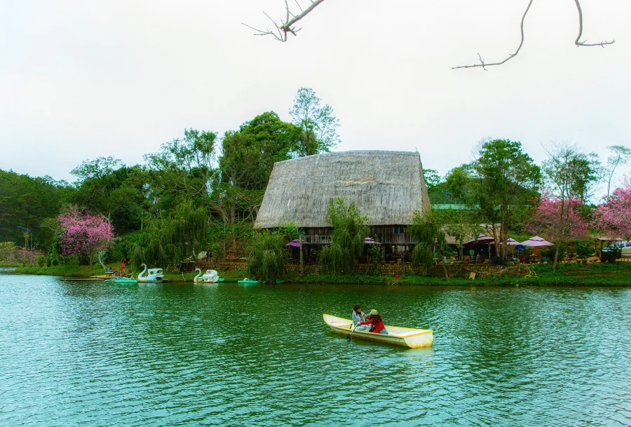 Hồ Đắk Ke là điểm đến không thể bỏ qua cho bất kỳ du khách nào đặt chân đến Măng Đen