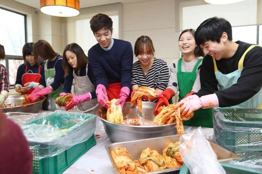 Nếu bạn muốn trải nghiệm văn hóa ẩm thực một cách sâu sắc hơn, hãy đăng ký tham gia lớp học làm kimchi
